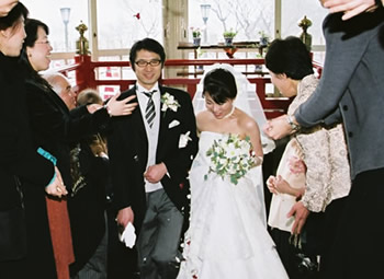 結婚式 階段で祝福の嵐